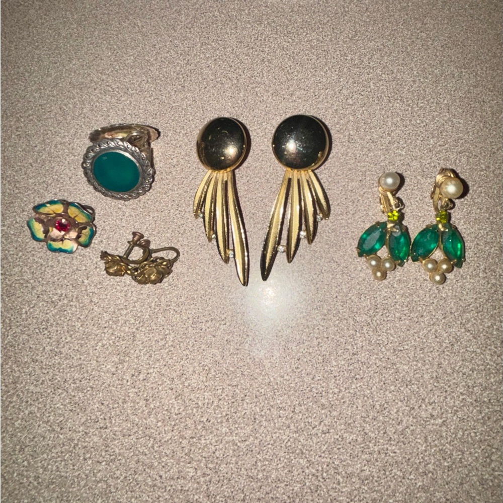 Vintage Earrings Lot Gold & Silver Tone 4 Sets & 1 Without Match.